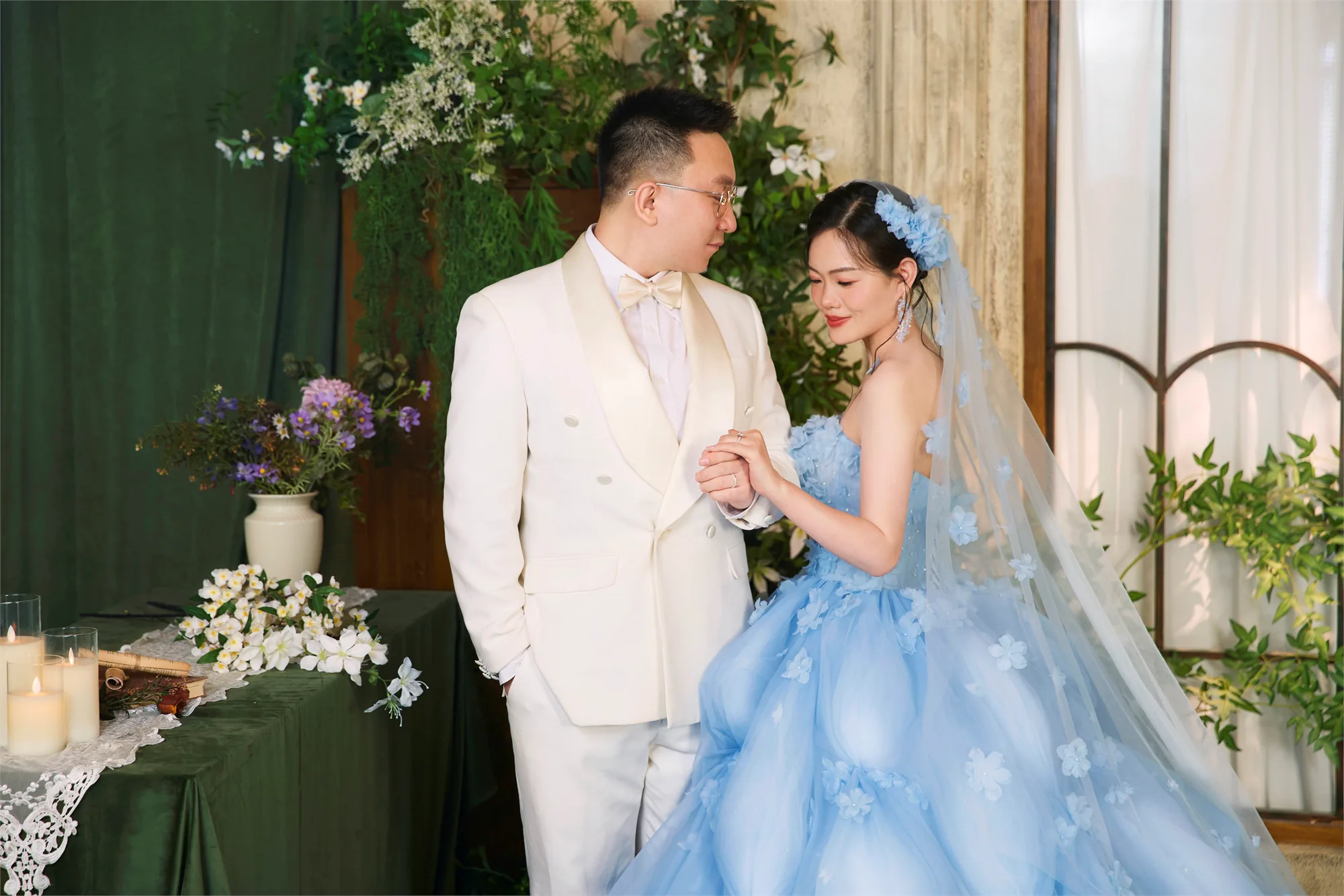 新郎新娘牵手相望的婚纱照
