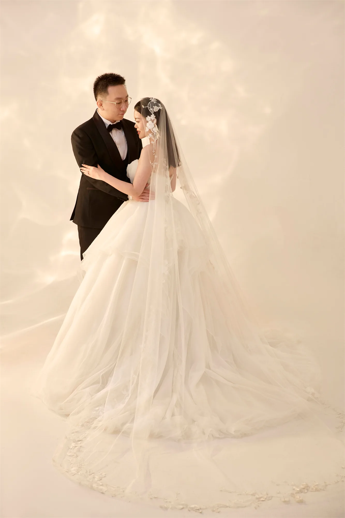 新郎新娘在暖色光影中的婚纱照