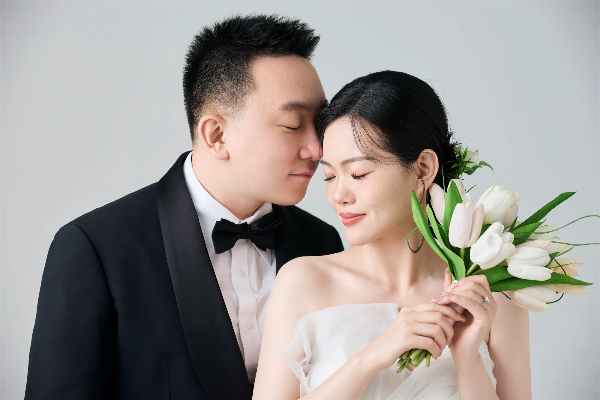 新郎新娘在花园布景中的蓝色礼服婚纱照